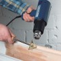 Applicazione: raschietto per vernice LUX con pistola termica che rimuove la vernice dal legno.