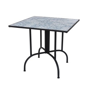 Tavolo da giardino quadrato con piano a motivi blu e bianchi e struttura in metallo nero.