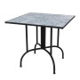 Tavolo da giardino quadrato con piano a motivi blu e bianchi e struttura in metallo nero.