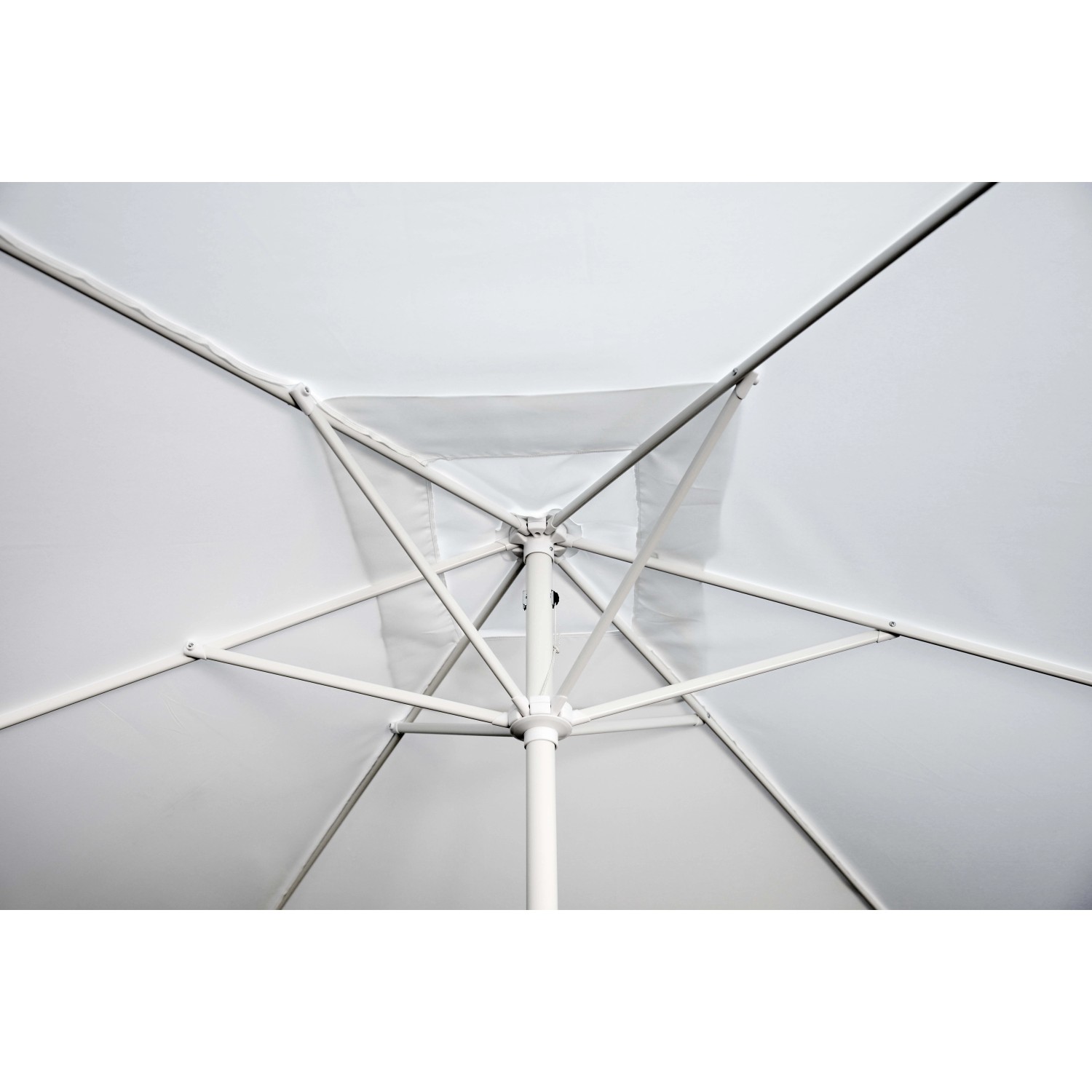 Dettaglio dell'ombrellone a braccio bianco t.b.t. visto dal basso. Ombrellone con struttura chiara.