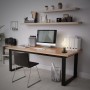 Lampada da tavolo nera Brilo Teepu su scrivania con PC e forniture per ufficio.