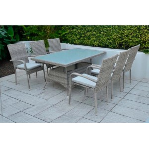 Set di mobili da giardino grigio in rattan con tavolo e sedie.