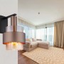 Applique moderna: Elegante lampada da parete con paralume marrone e dettagli trasparenti.