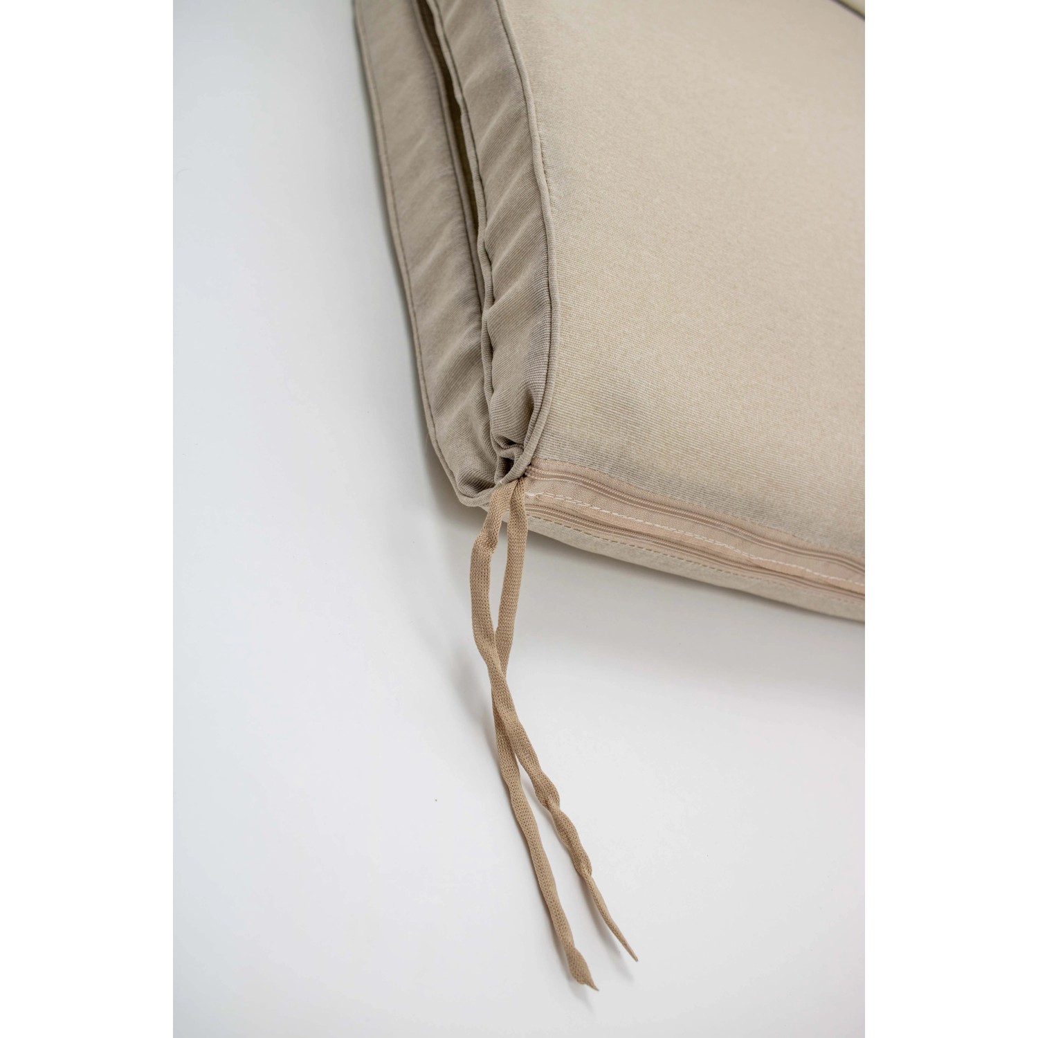 Copricuscino da esterno beige con lacci, vista dettaglio.