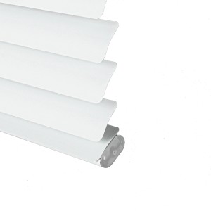 Dettaglio di una tenda veneziana t.b.t. bianca.