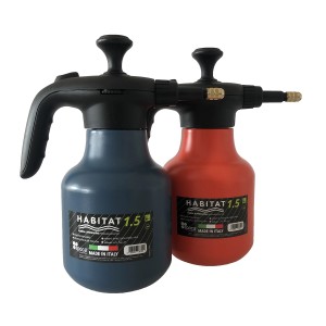 Due pompe a pressione blu e rossa. Ideale per giardino e cura delle piante.