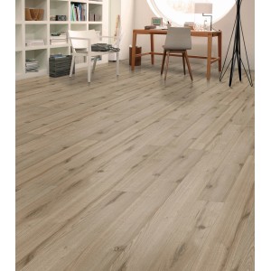 Laminato Kaindl Comfort 7 mm Rovere Severina posato in soggiorno con mobili.