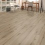 Laminato Kaindl Comfort 7 mm Rovere Severina posato in soggiorno con mobili.