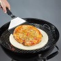 Paletta per pizza Jamestown con pizza sulla griglia. Sollevatore in acciaio inox per pizza croccante.
