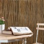 Schermo per la privacy naturale, stuoia di bambù come Arelle, con tavolo e sedia in giardino.