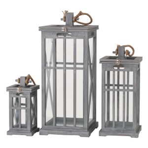 Set di tre lanterne in legno grigio con vetri, parte delle decorazioni natalizie.