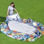 Piscina t.b.t. con pareti in acciaio e design colorato stesa da una donna.