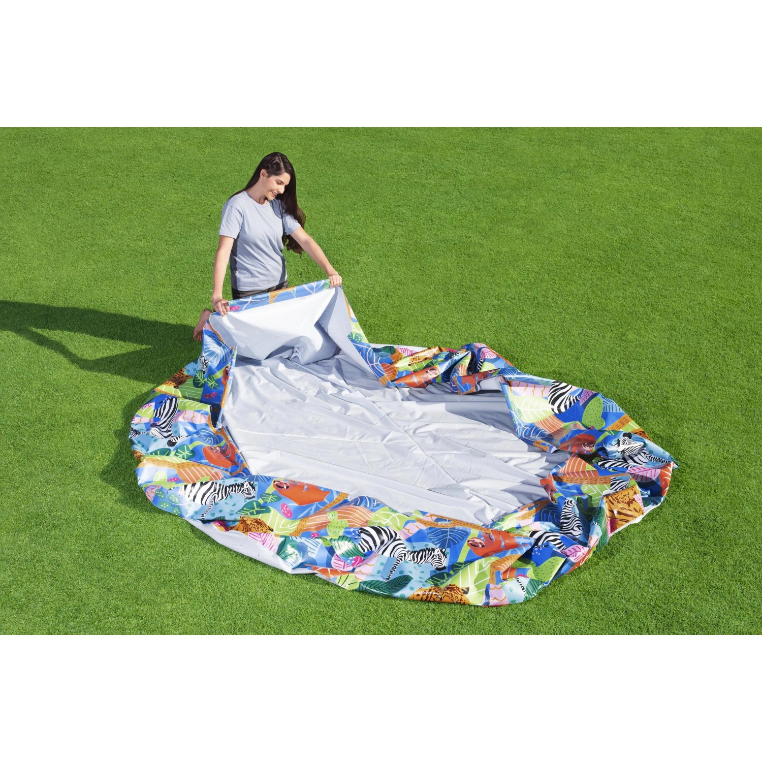 Piscina t.b.t. con pareti in acciaio e design colorato stesa da una donna.
