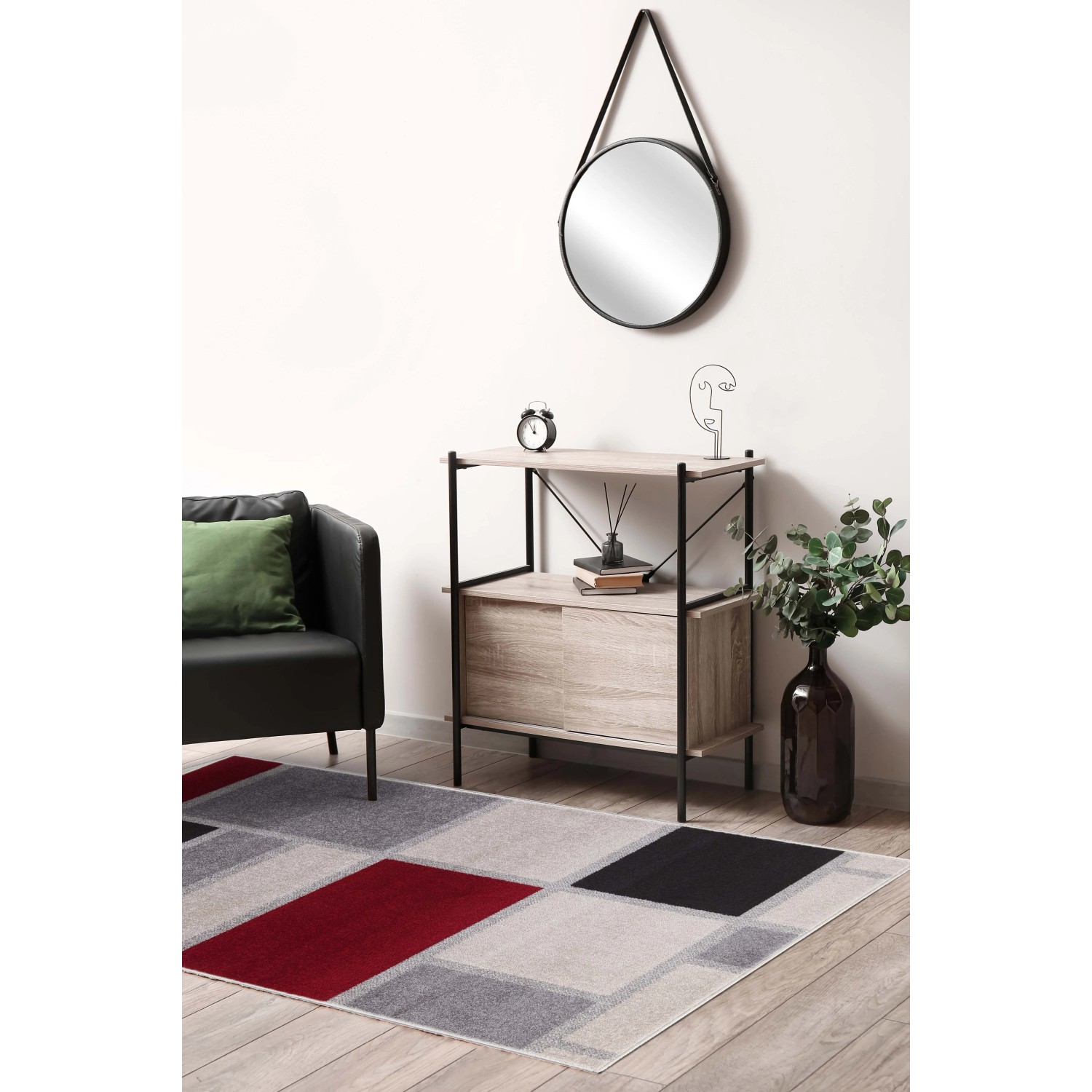 Tappeto moderno con motivo geometrico in rosso, grigio e nero. Scena del soggiorno.