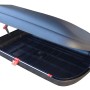 Box da tetto nera aperta per trasporto auto, accessori da viaggio e bagagli.