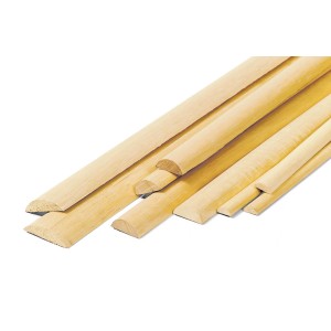 Listelli in legno, varie dimensioni e forme, colore legno chiaro.