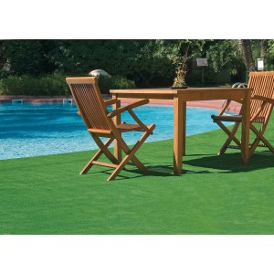 Superficie in erba sintetica verde con tavolo e sedie a bordo piscina. Ideale per giardino e terrazza.