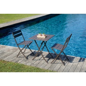 Set tavolo da giardino t.b.t. con 2 sedie pieghevoli a bordo piscina.