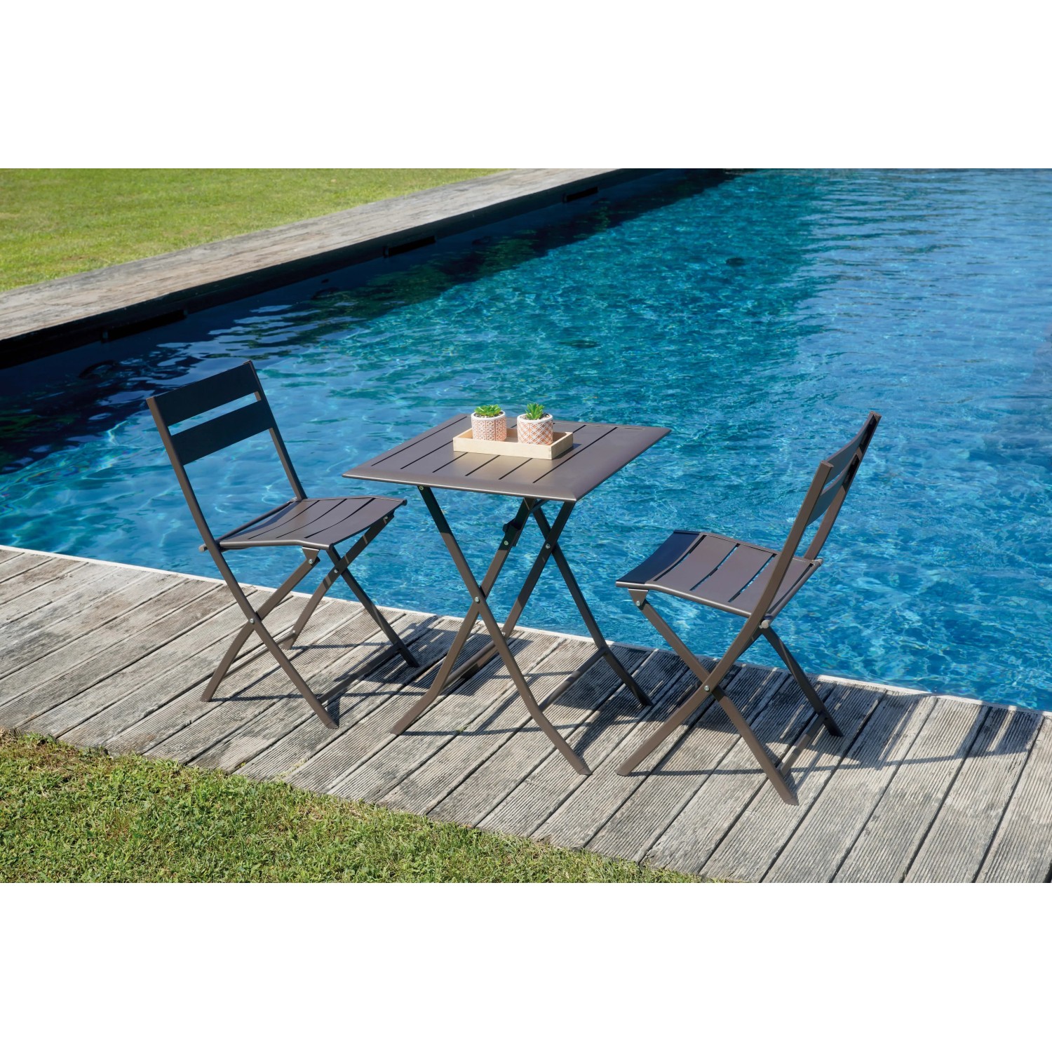 Set tavolo da giardino t.b.t. con 2 sedie pieghevoli a bordo piscina.