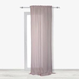 Tenda trasparente rosa t.b.t. davanti a una finestra.