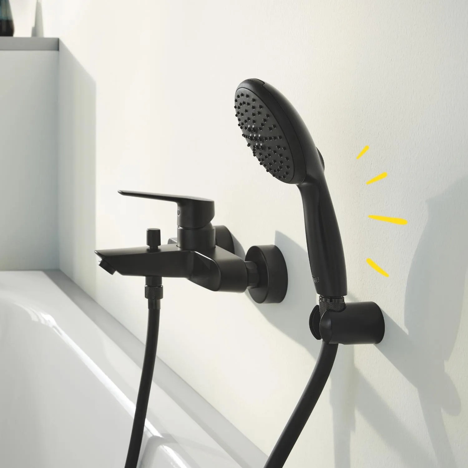 Supporto doccia a parete Grohe Vitalio Universal, nero opaco, montato su parete bianca.