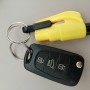Martello di emergenza auto giallo con portachiavi e chiave dell'auto.