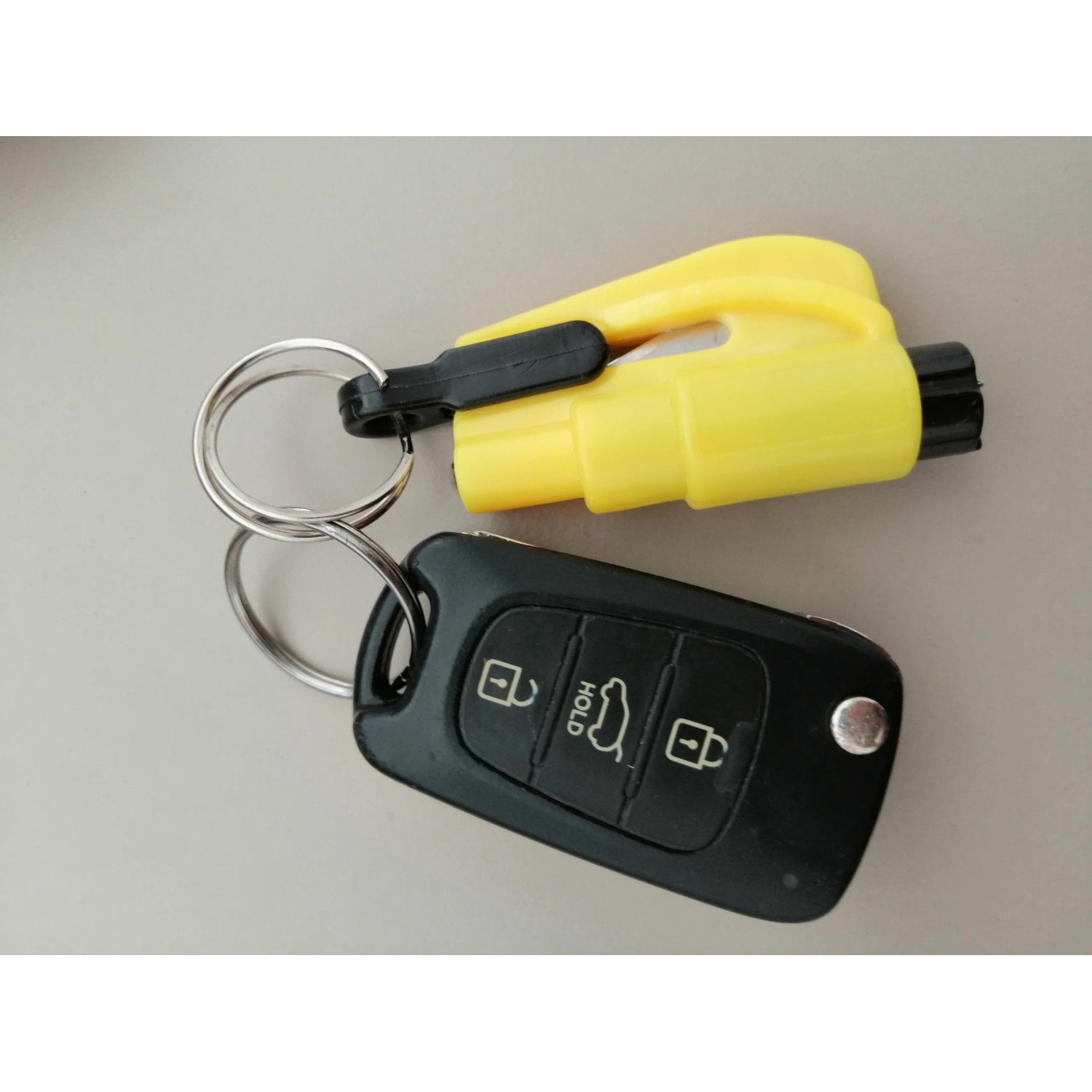 Martello di emergenza auto giallo con portachiavi e chiave dell'auto.