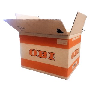 Scatola di trasloco OBI aperta con strisce arancioni e logo.