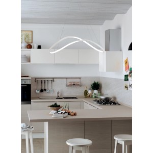 Moderna lampada a sospensione a LED curva della categoria Sospensioni in bianco sopra una cucina.