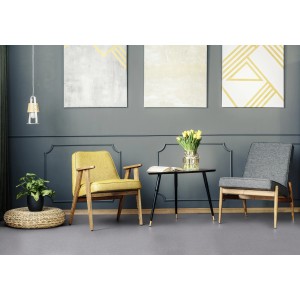 Pavimento vinilico grigio in soggiorno con poltrone gialle e grigie.