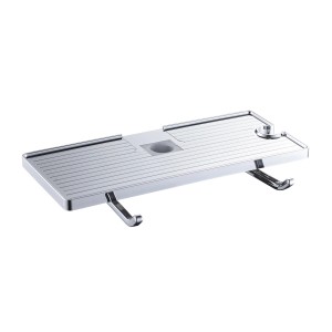 Mensola da bagno cromata con ganci per accessori.