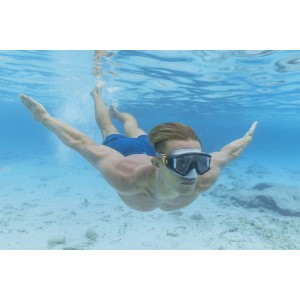 Uomo che si immerge in mare con maschera da sub. Accessori per immersioni nel negozio online OBI.
