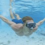 Uomo che si immerge in mare con maschera da sub. Accessori per immersioni nel negozio online OBI.