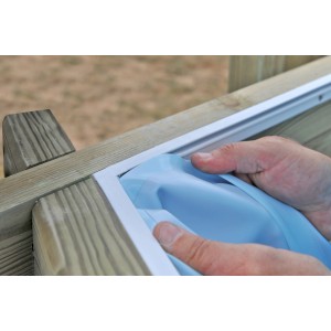 Dettaglio: Installazione del liner in PVC blu nella piscina in legno Gre Marbella.