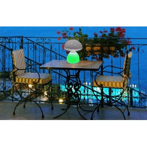 Lampada da lettura t.b.t. a forma di fungo, grigio/verde, su tavolo all'aperto.