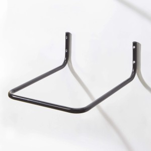 Staffa nera t.b.t. per pannelli forati su parete bianca.