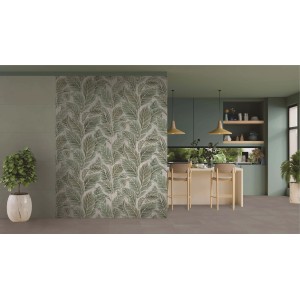 Piastrella da rivestimento con motivo a foglie tropicali nei toni del verde.