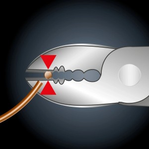 Tronchese laterale LUX VDE Professional 190 mm mentre taglia un filo.