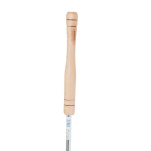 Dettaglio di un manico in legno per utensili da barbecue.
