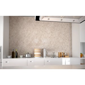 Parete cucina chiara con rivestimento murale t.b.t. effetto marmo.