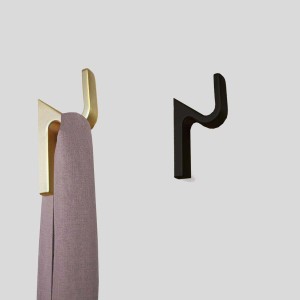 Due appendiabiti da parete t.b.t. in oro e nero, uno con sciarpa. Ganci appendiabiti per montaggio a parete.