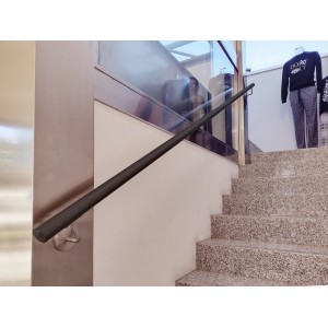 Corrimano nero per scale fissato a una scala. Accessori per scale e ringhiere.