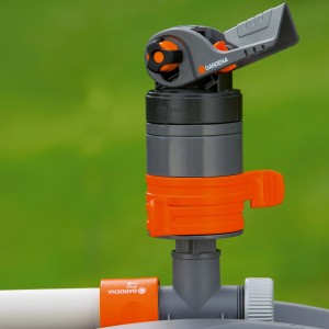 Irrigatore a turbina Gardena Comfort con slitta per un'irrigazione silenziosa del giardino.