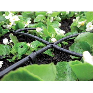 Sistema di microirrigazione nero t.b.t. tra le piante nell'aiuola.