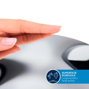 Dettaglio superficie rubinetto con dito, resistente e facile da pulire.