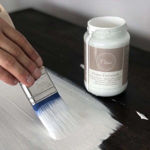 Applicazione di Primer Universale (Fleur) con pennello su legno. Colori fai-da-te per mobili.