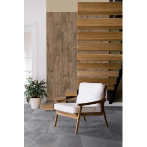Piastrella per pavimento in gres porcellanato 60x20 cm effetto legno, posata in interni con poltrona e scale.