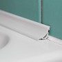 Profilo di tenuta in PVC bianco (20 mm) come profilo per piastrelle, montato a parete.