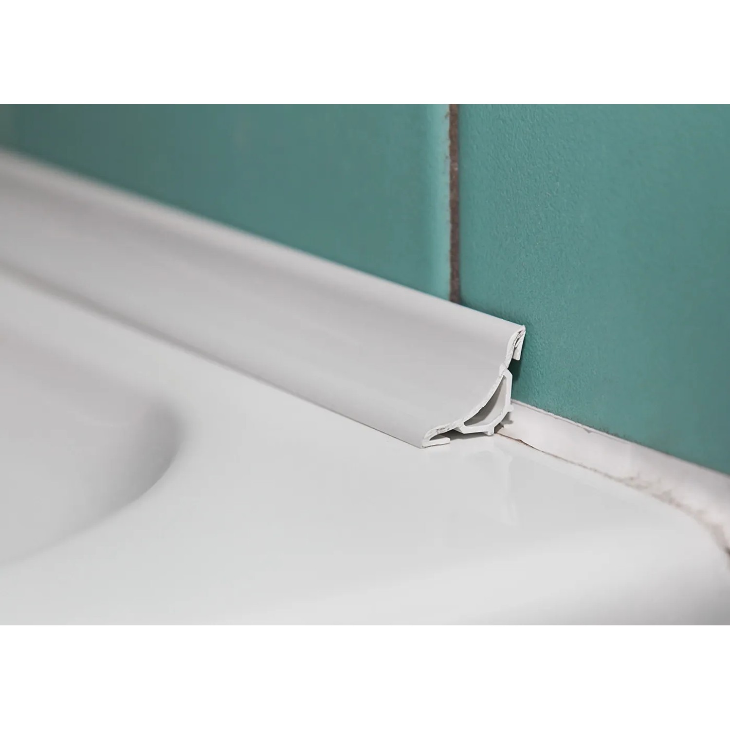 Profilo di tenuta in PVC bianco (20 mm) come profilo per piastrelle, montato a parete.