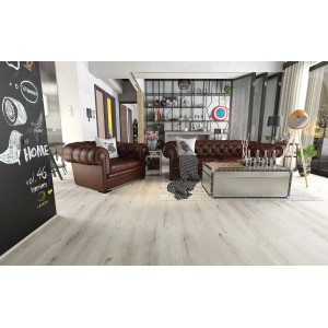 Pavimento vinilico chiaro in soggiorno con divano in pelle e decorazioni.